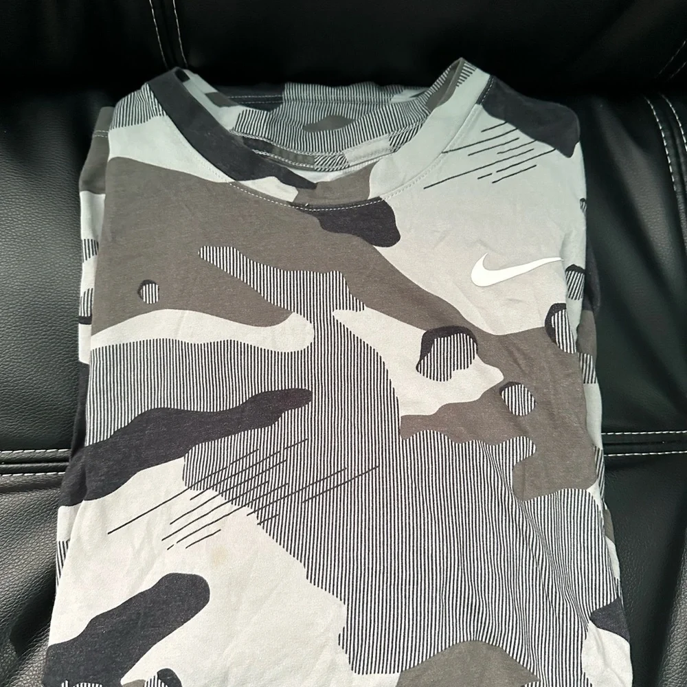 Nike Dei-Fit Tee